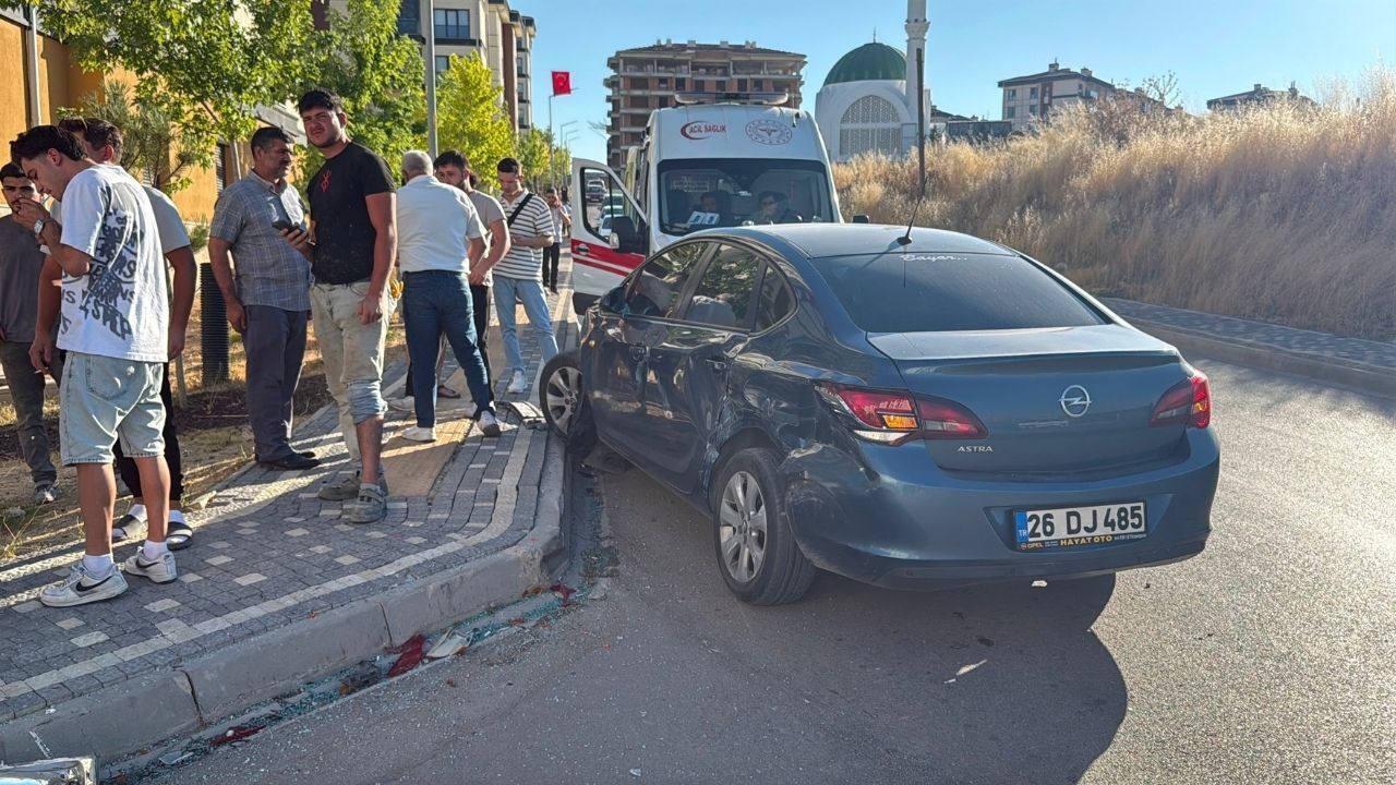 Otomobil ile minibüs çarpıştı! 8 kişi yaralandı