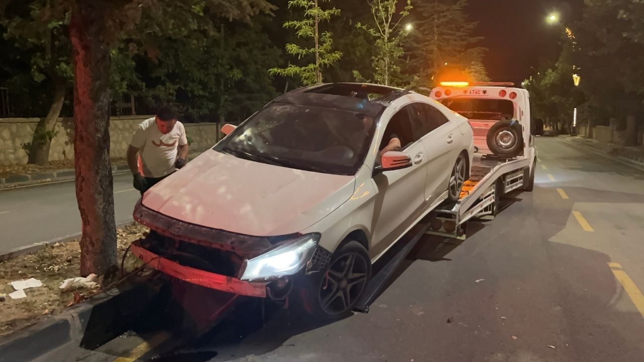 Otomobil refüjdeki ağaçlara çarptı: 2 yaralı