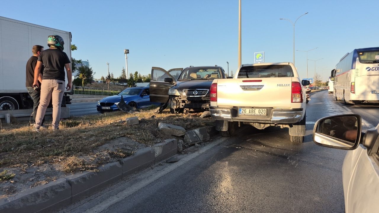 Pikap ile çarpışan otomobil refüje çıktı