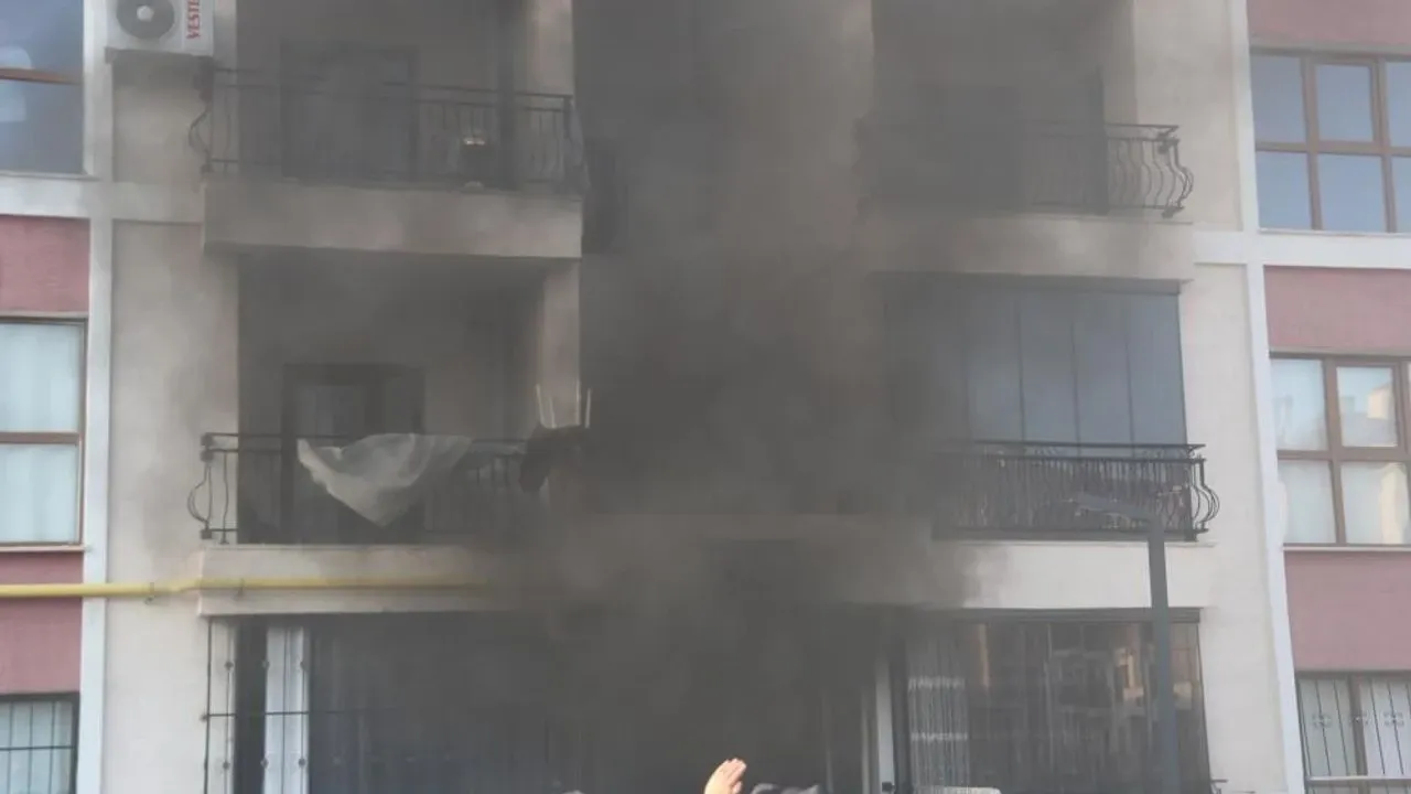 Korkutan apartman yangını! 12 kişi dumandan etkilendi