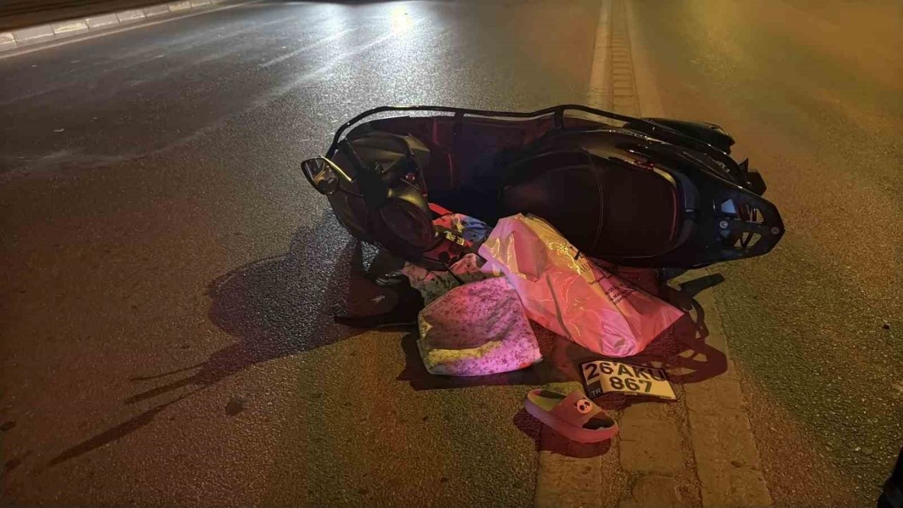 Motosiklet yola savruldu: Feci kazada 2 kişi yaralandı