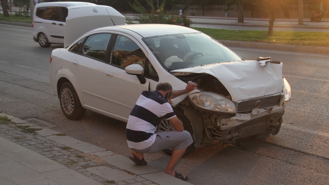 3 otomobil peş peşe çarpıştı: 3 yaralı!