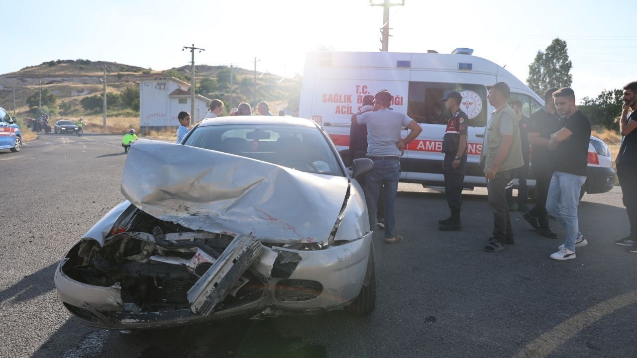 Rallide korkutan çarpışma: 2 pilot ve 1 sürücü yaralandı!