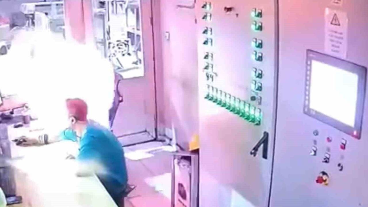 Demir çelik fabrikasındaki patlama anı kamerada