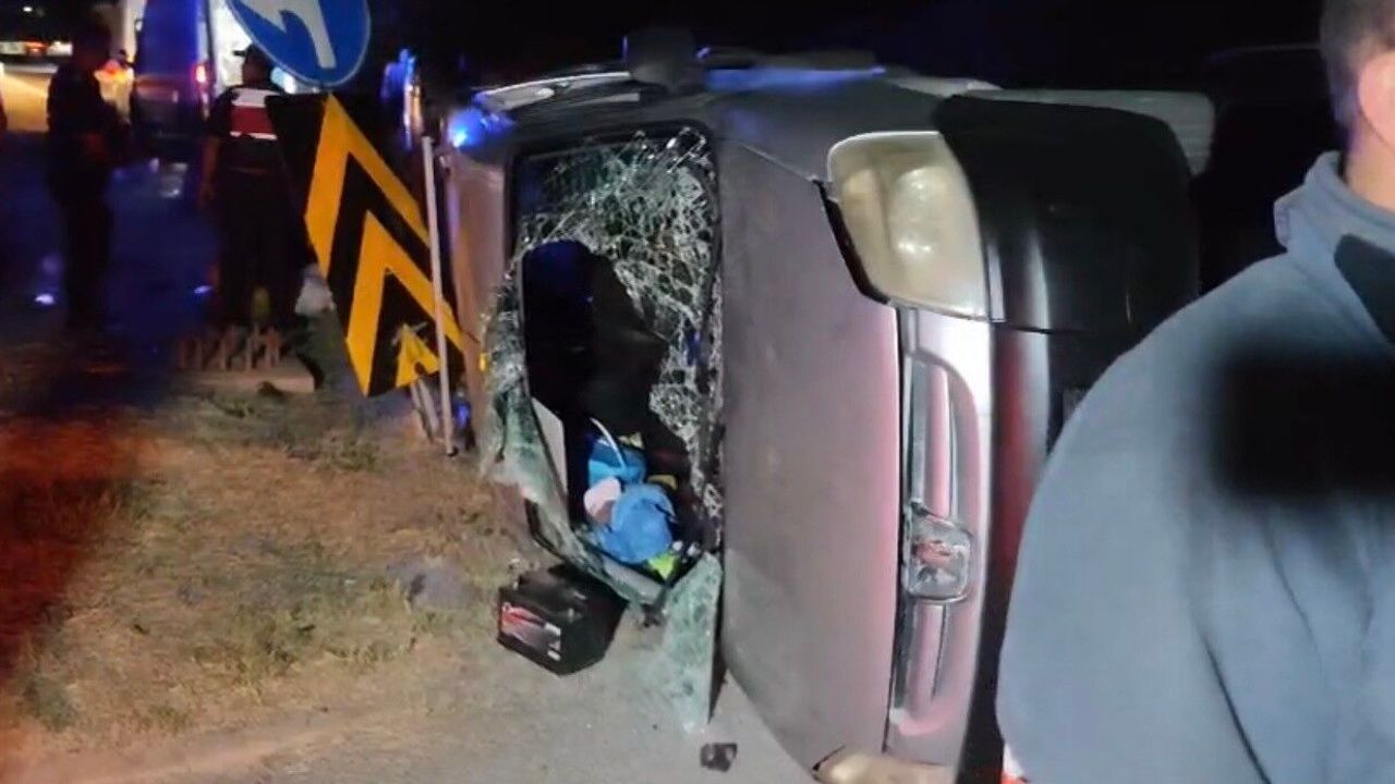 İki hafif ticari araç çarpıştı: 9 yaralı