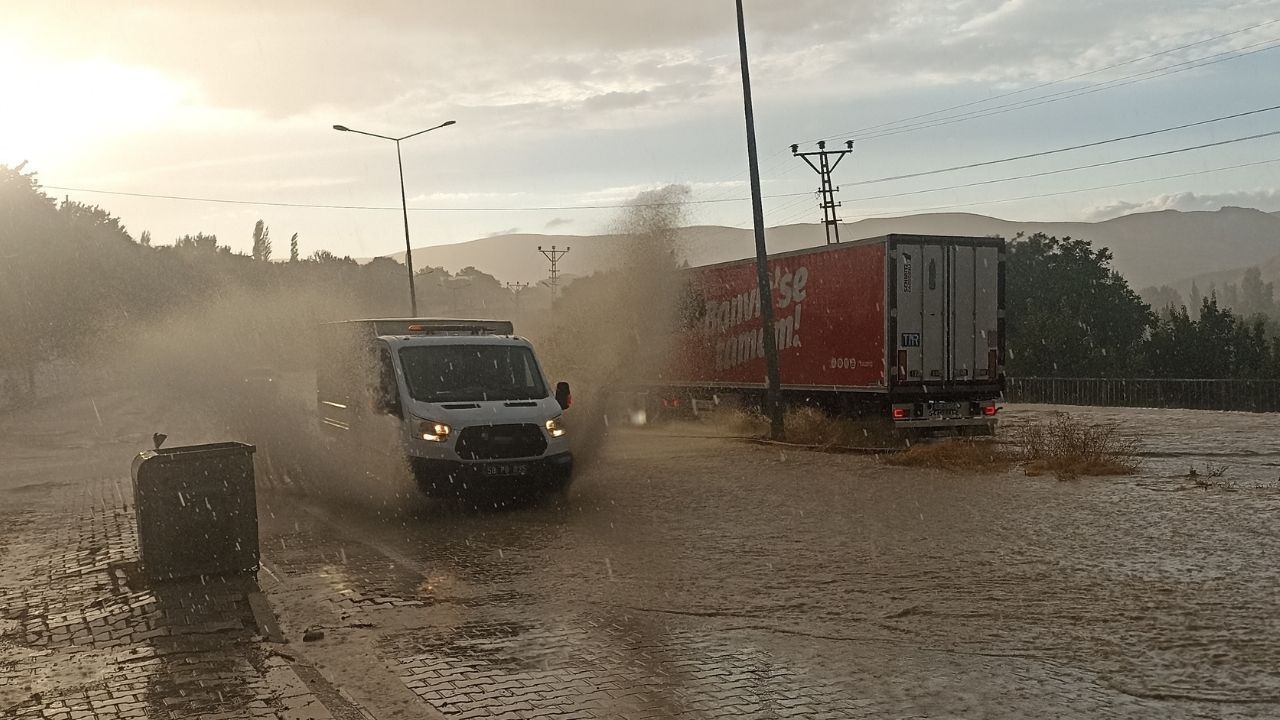 Sağanak etkili oldu: Yollar suyla kaplandı