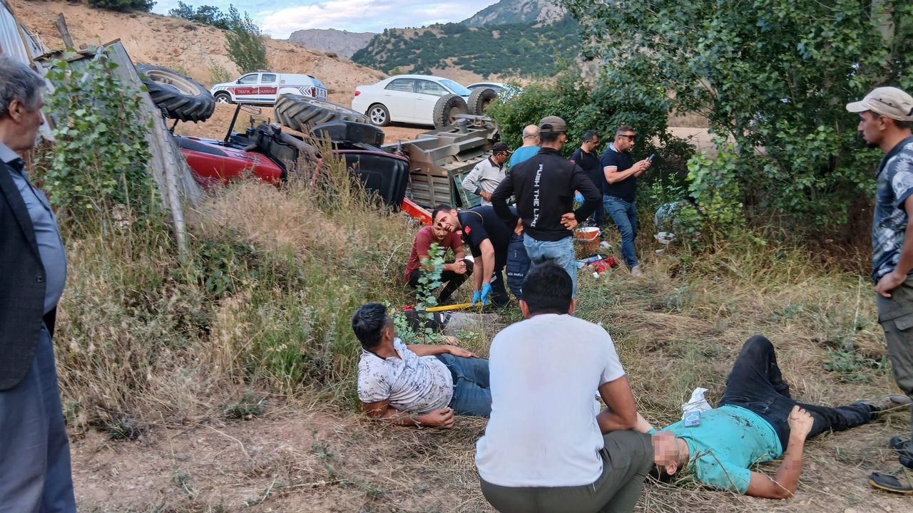 Traktör şarampole devrildi! 4 kişi yaralandı