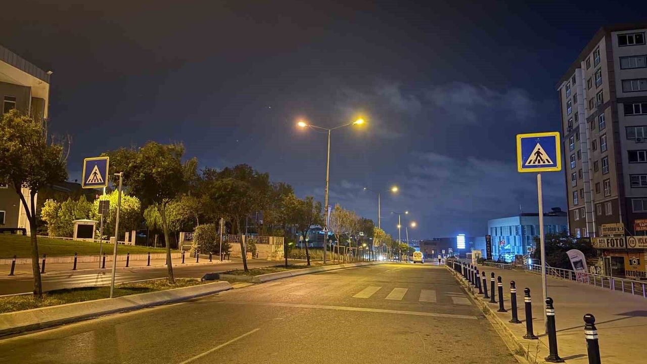 Yaya geçidinde servis minibüsünün çarptığı genç kız ağır yaralandı