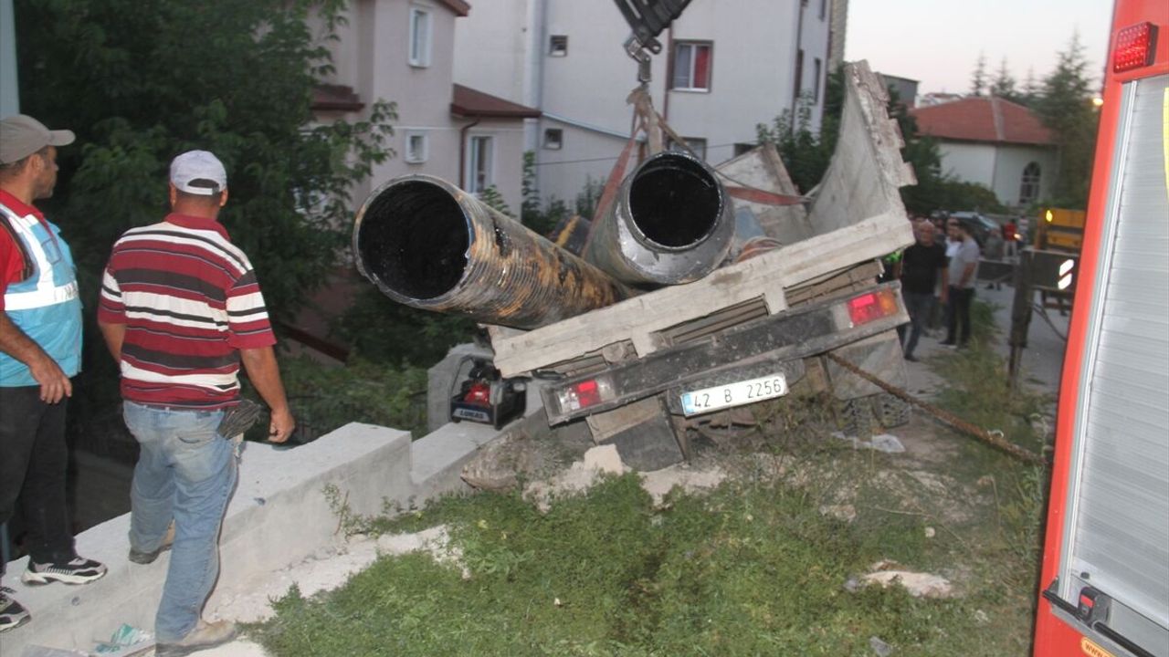 El  freni boşalan kamyoneti durdurmak isteyen kişi yaralandı