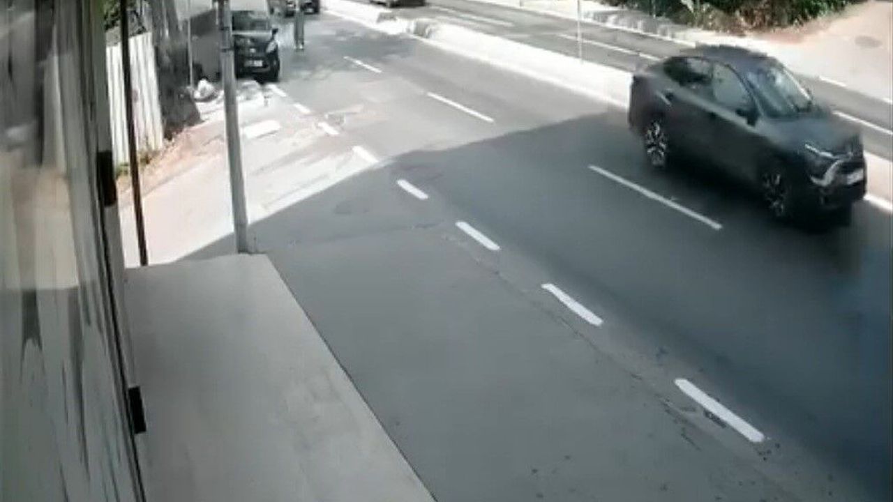 Yayaya çarpmamak için direksiyonu kırdı, kaza böyle geldi