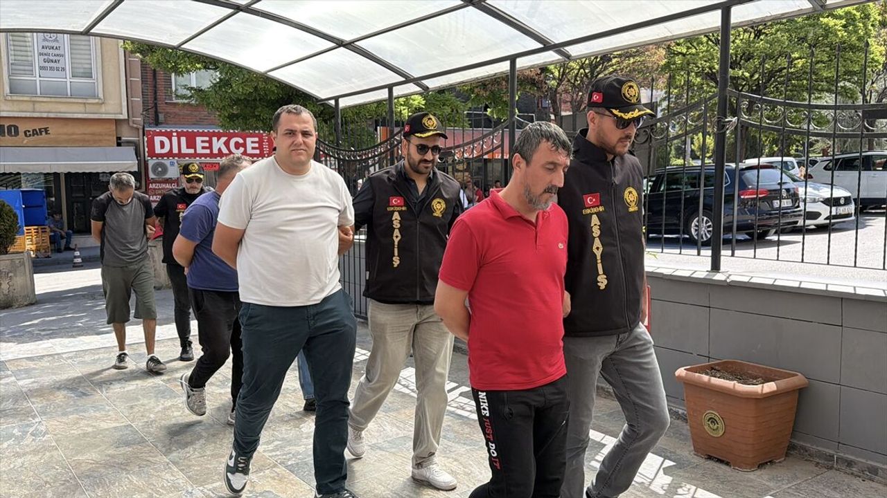 Arkadaşını bıçakla öldürdüğü iddia edilen zanlı adliyede