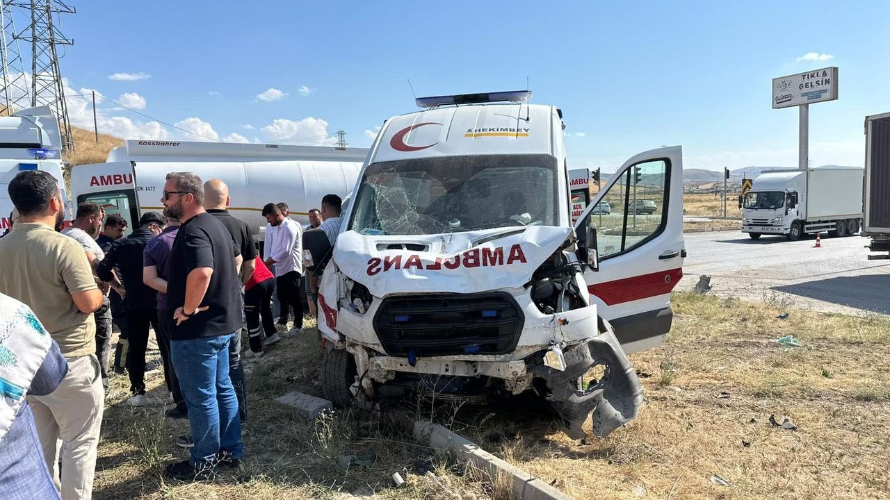 Kavşakta feci kaza! Ambulans ve cip çarpıştı