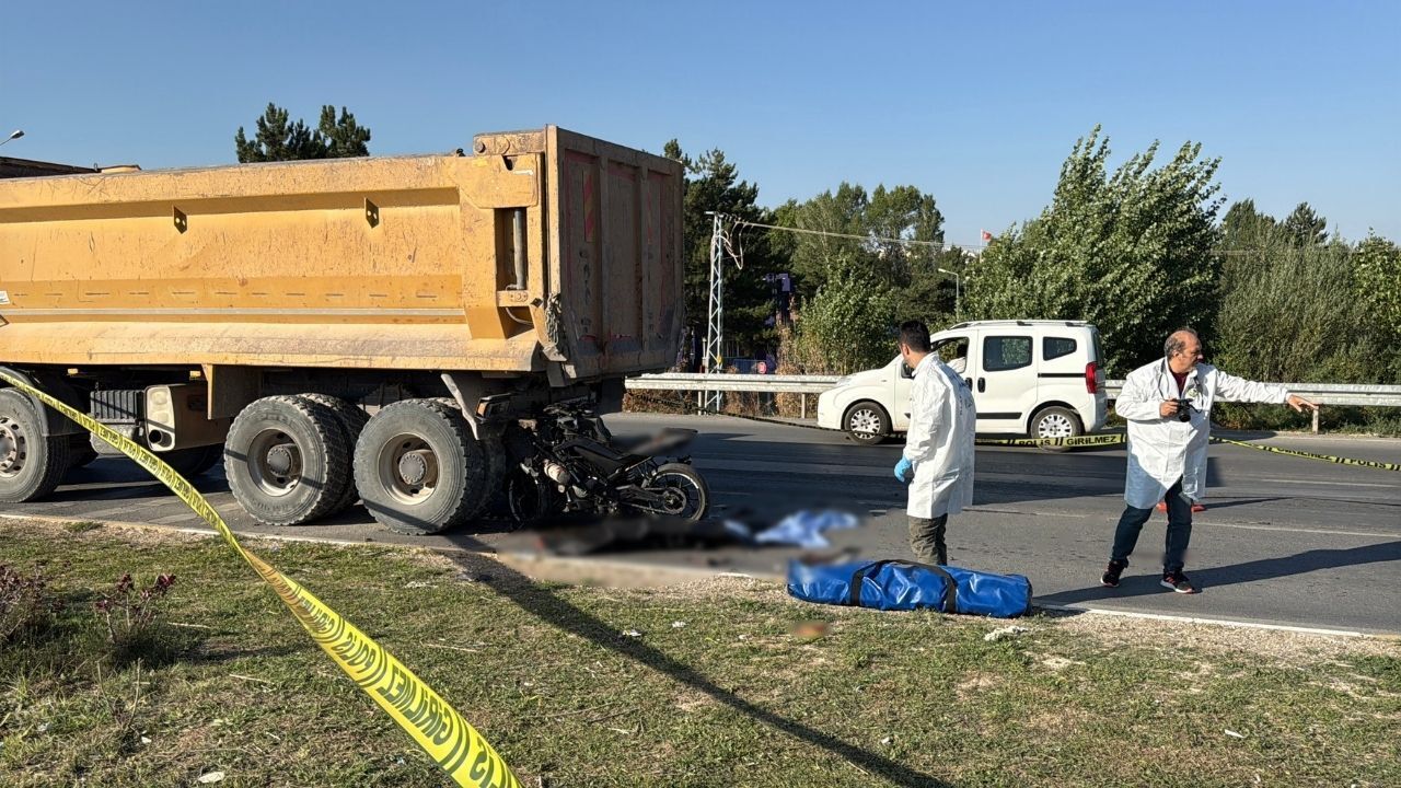 Motosiklet kamyona çarptı: 1 ölü