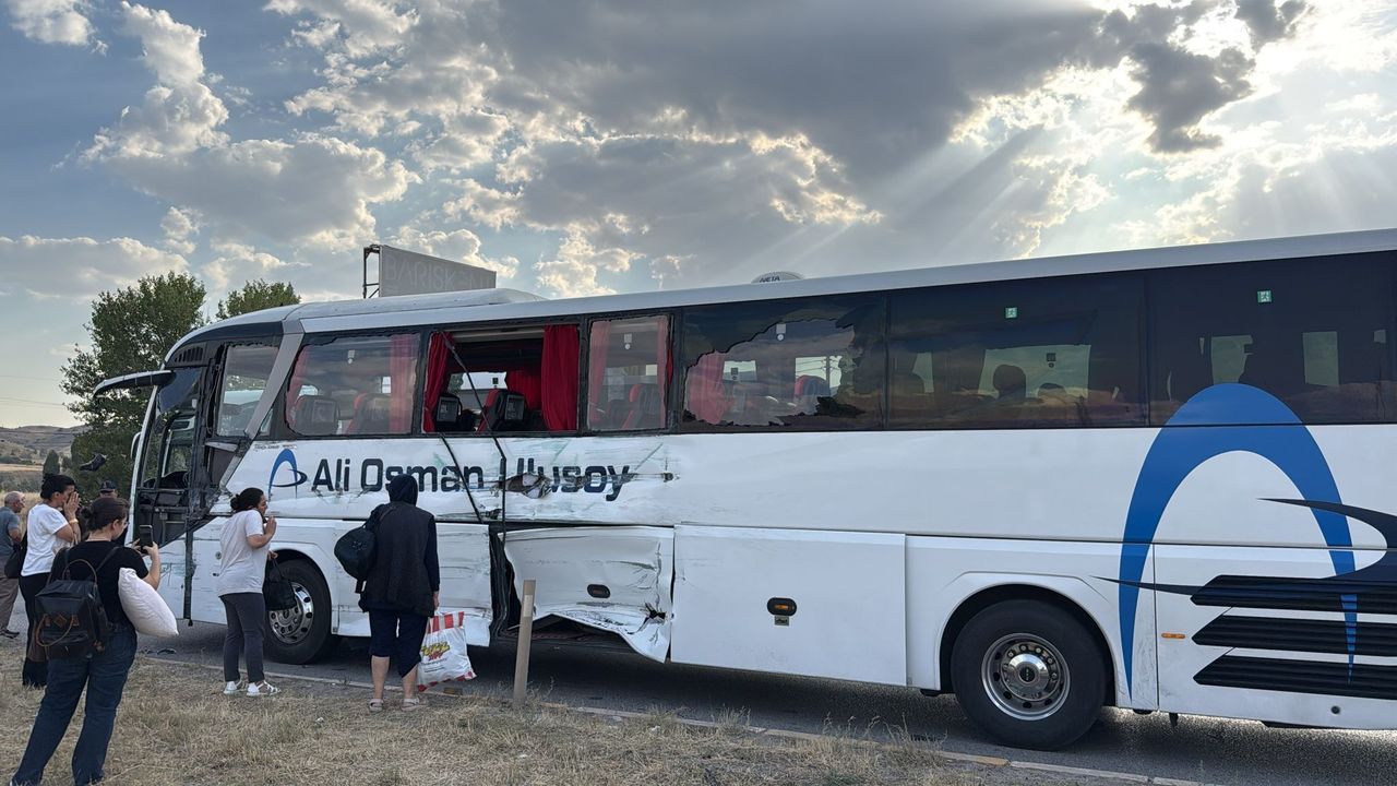 Yolcu otobüsü ve iki tır çarpıştı: 1 yaralı