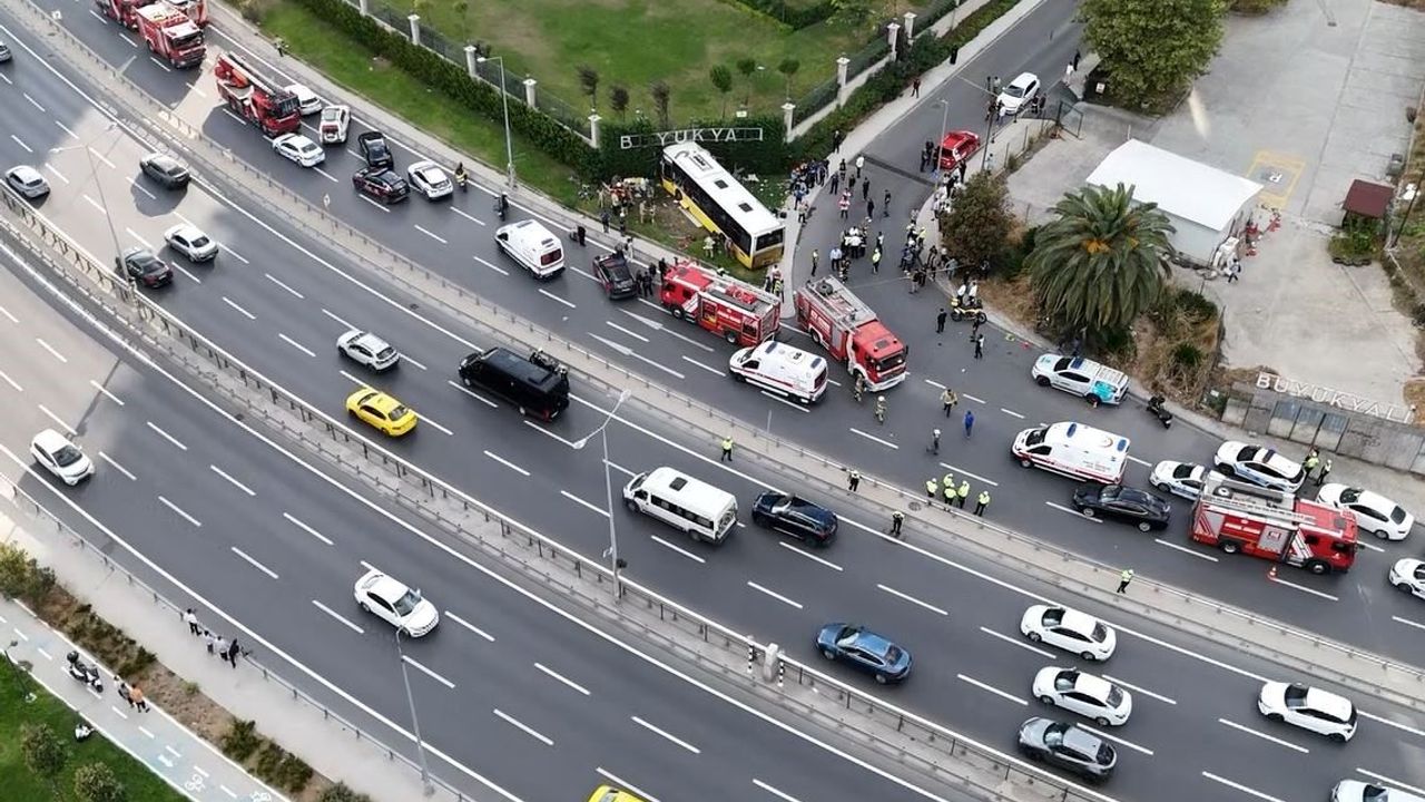 İETT otobüsü site duvarına çarptı: 1 ölü, 17 yaralı