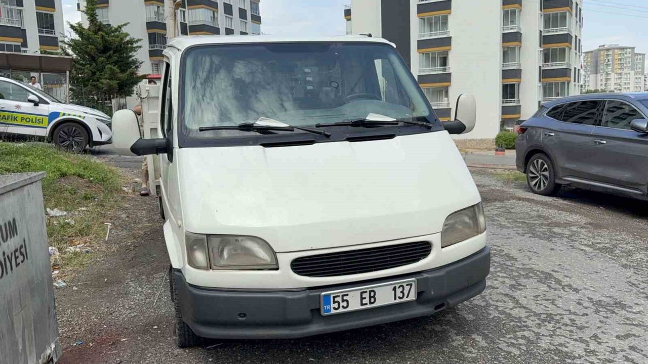 Kamyonet ticari taksiye çarptı: 1 yaralı