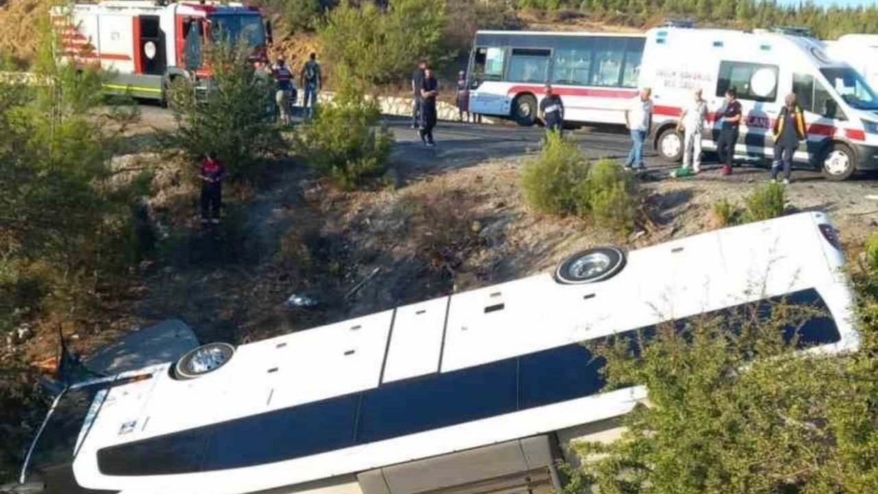 Otobüs ve otomobil şarampole devrildi: 2 ölü, 1 yaralı