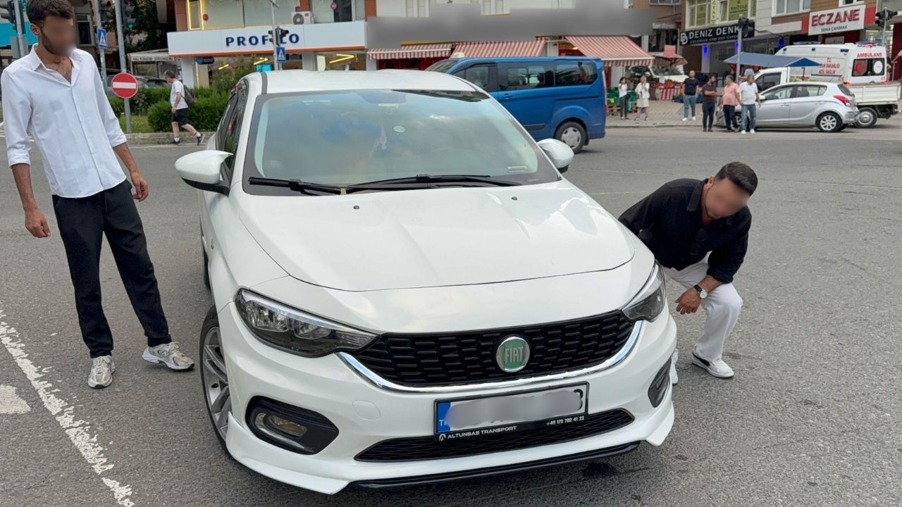 Kavşakta feci kaza! Otomobil 2 kadına çarptı