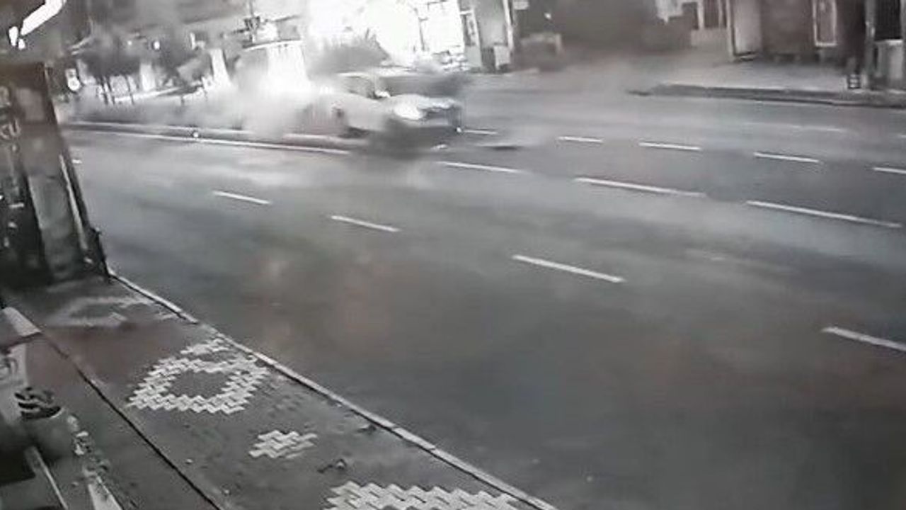 Kontrolden çıkan SUV tipi otomobil refüje çıktı