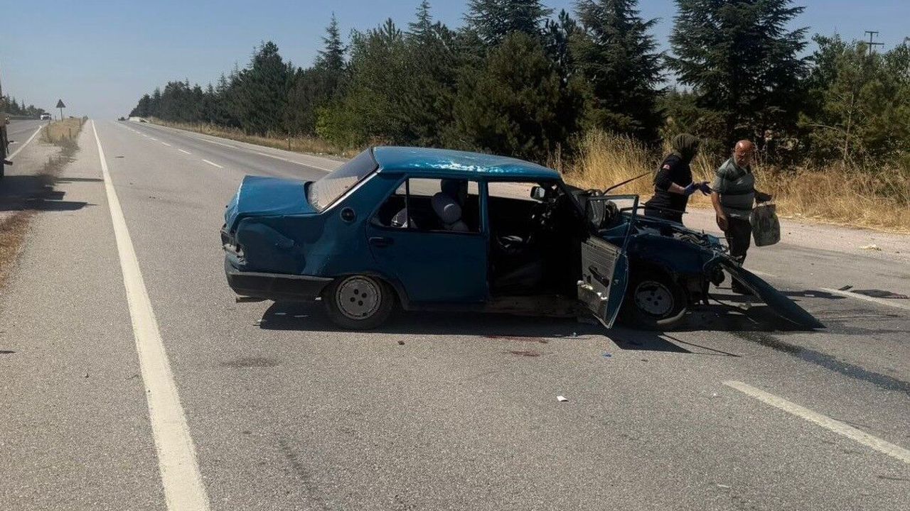 2 araç çarpıştı: 1'i bebek, 1'i çocuk 6 yaralı