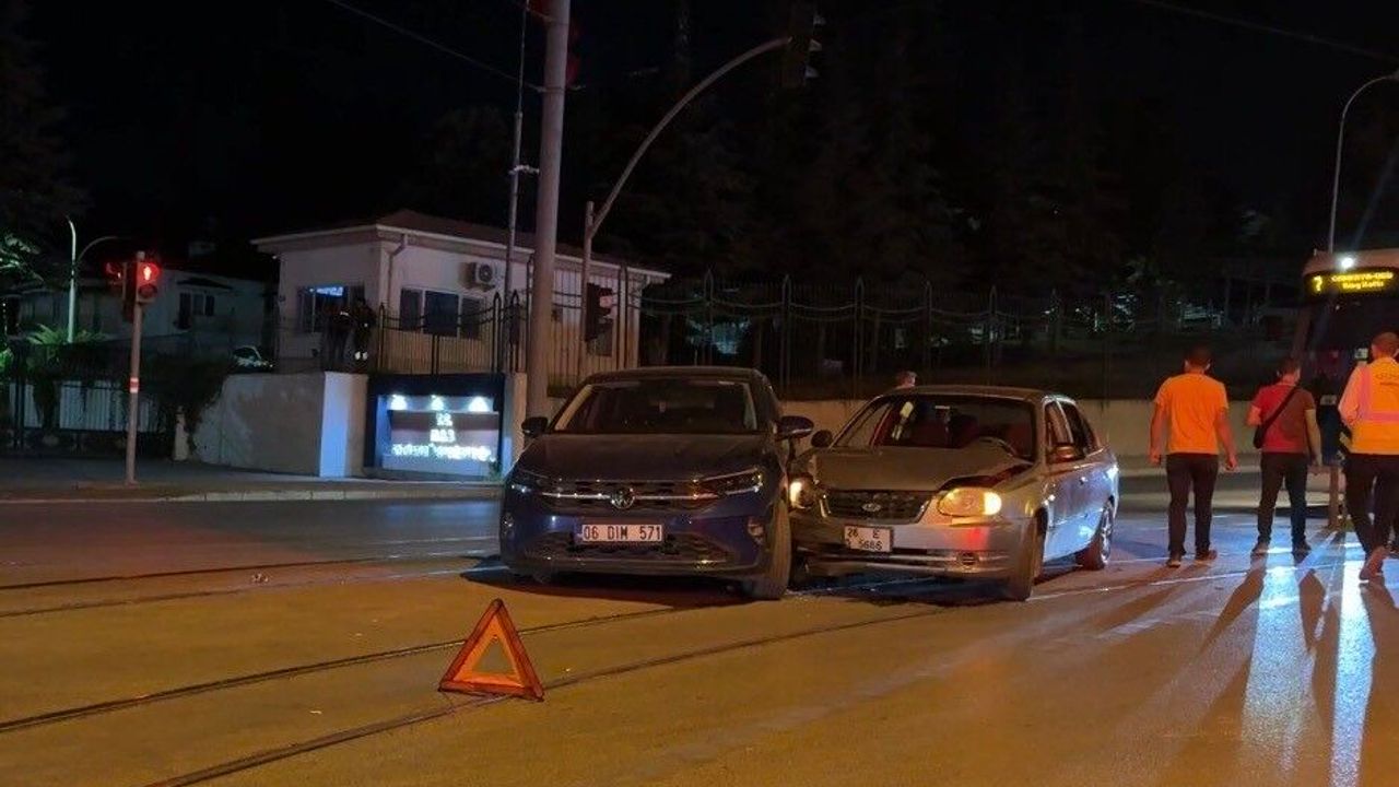 İki otomobil çarpıştı: 2 yaralı