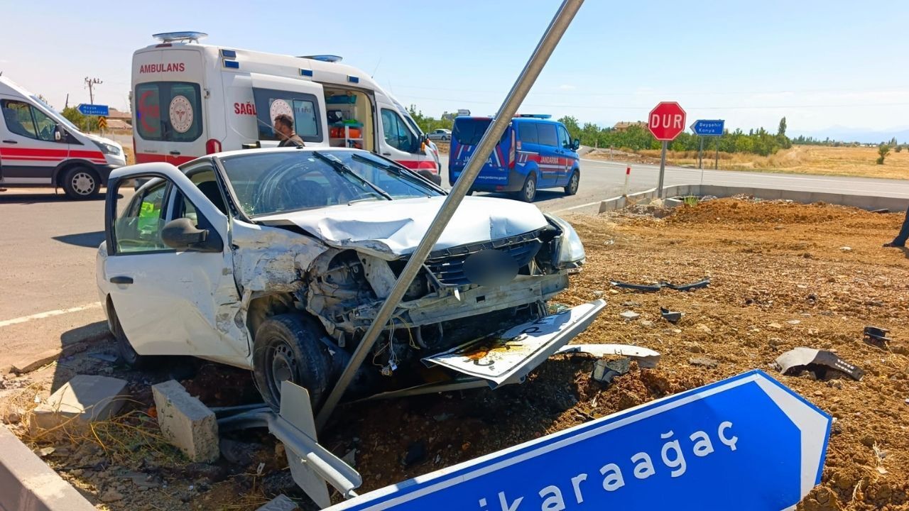 İki otomobil kavşakta çarpıştı! Yaralılar var