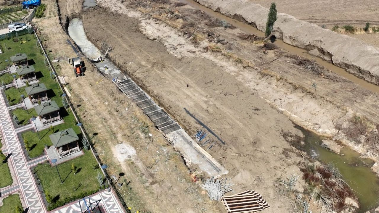 Şefaatli’de dere ıslahı ve taşkın önleme çalışmalarında 4. etap başladı