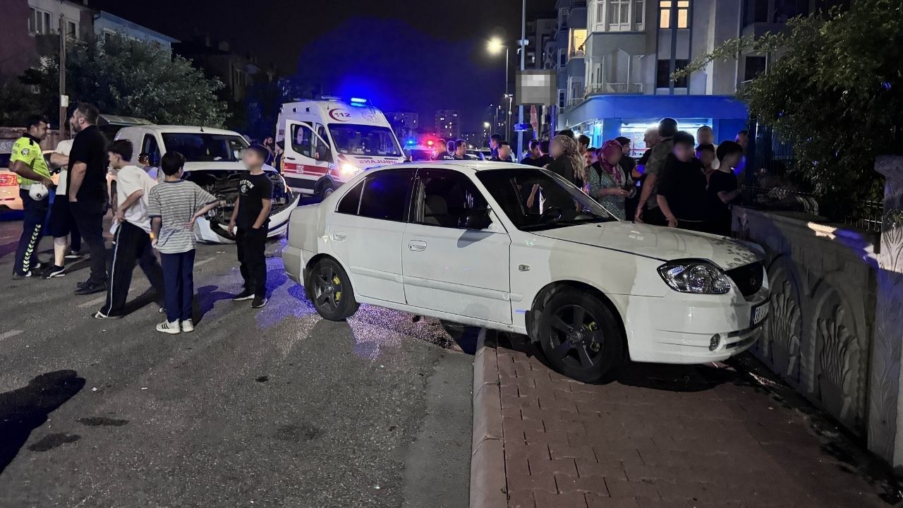Otomobil savrularak bina duvarına çarptı!