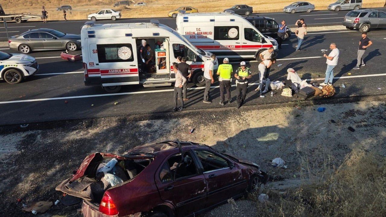 Karşı şeride geçen otomobil iki araca çarptı: 1 ölü, 7 yaralı