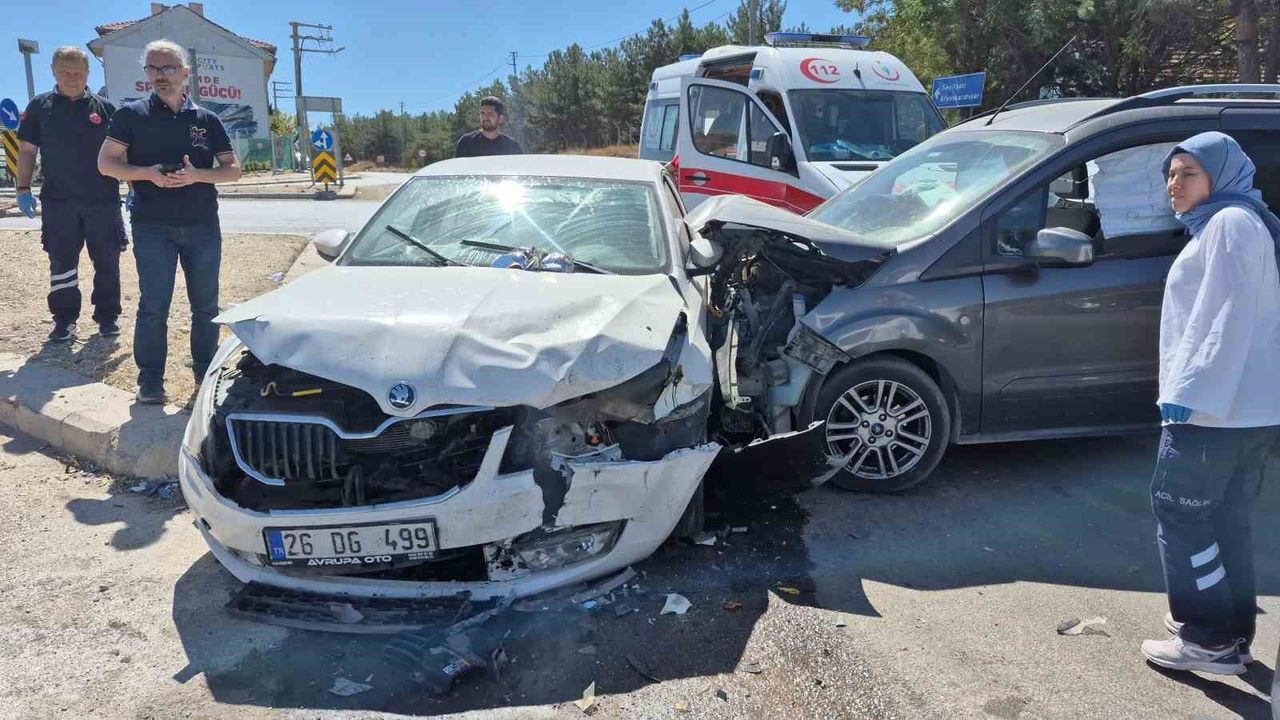 Hafif ticari araç ile otomobil çarpıştı: 3'ü çocuk 7 yaralı