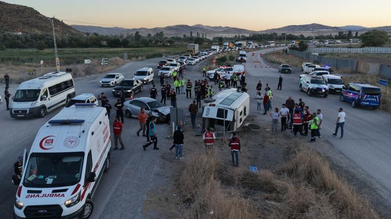 Feci kaza: İşçi servisi ile otomobil çarpıştı, 14 yaralı