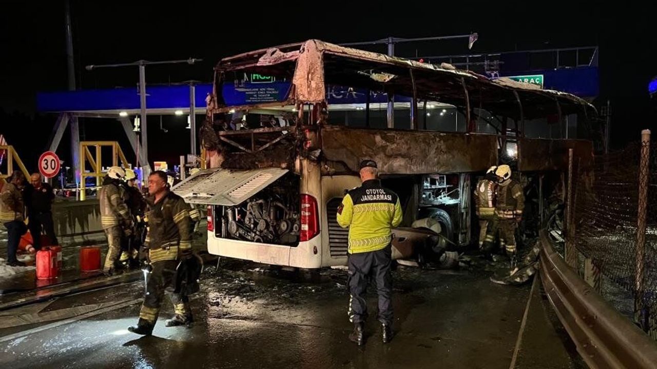 Bariyerlere çarpan otobüs alev alev yandı