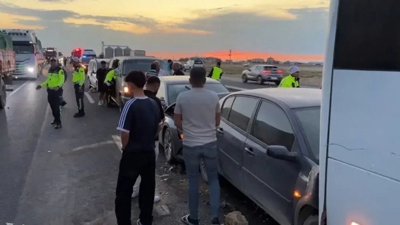 Kum fırtınası faciaya yol açıyordu! 7 araç birbirine girdi