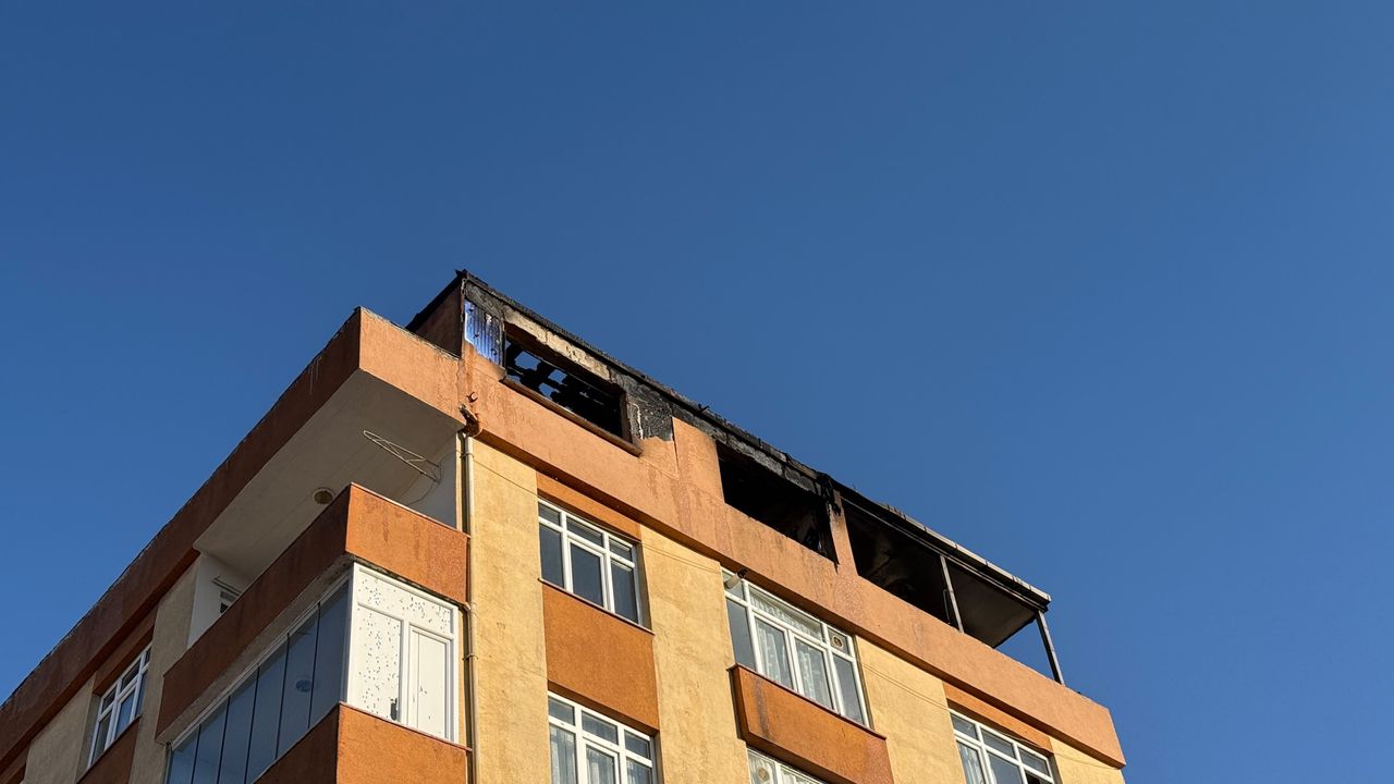 Çatı katında yangın: Ev kullanılamaz hale geldi