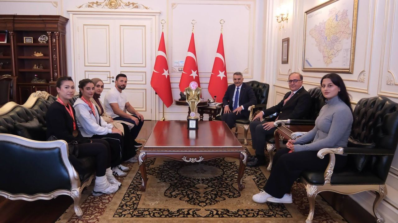 Yozgat Valisi Özkan, Türkiye şampiyonu Mas Güreş Takımı’nı ağırladı