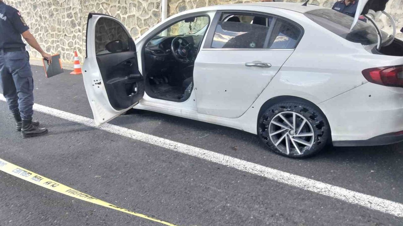Seyir halindeki otomobile silahlı saldırı! 1 kişi öldü