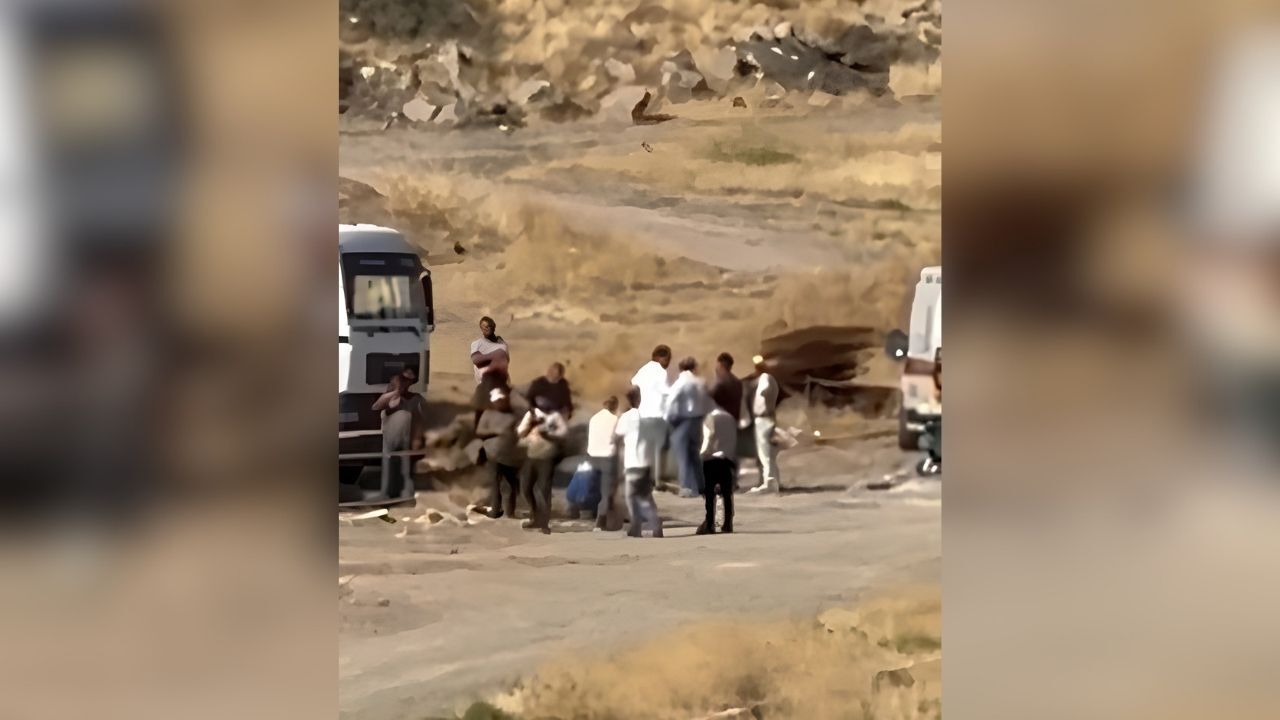 İnşaatta vinçten malzeme düştü! İşçi ağır yaralandı