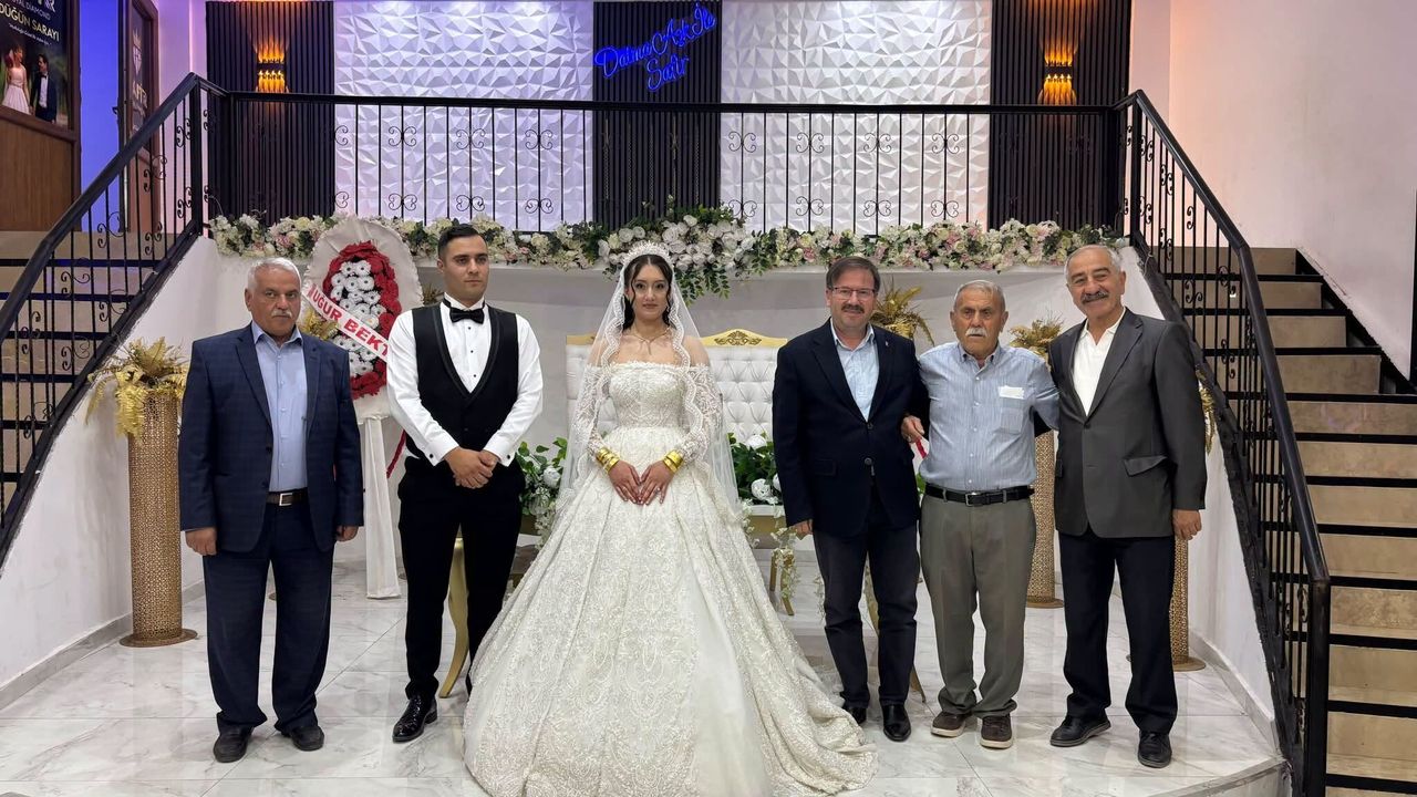 Kandemir, düğün merasiminde genç çiftin mutluluğuna ortak oldu