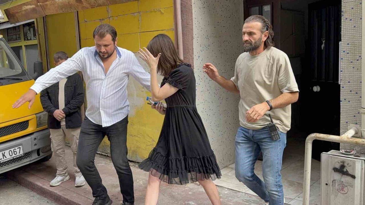 Amerikalı 22 yaşındaki kadın çatıya çıkarak intihara kalkıştı