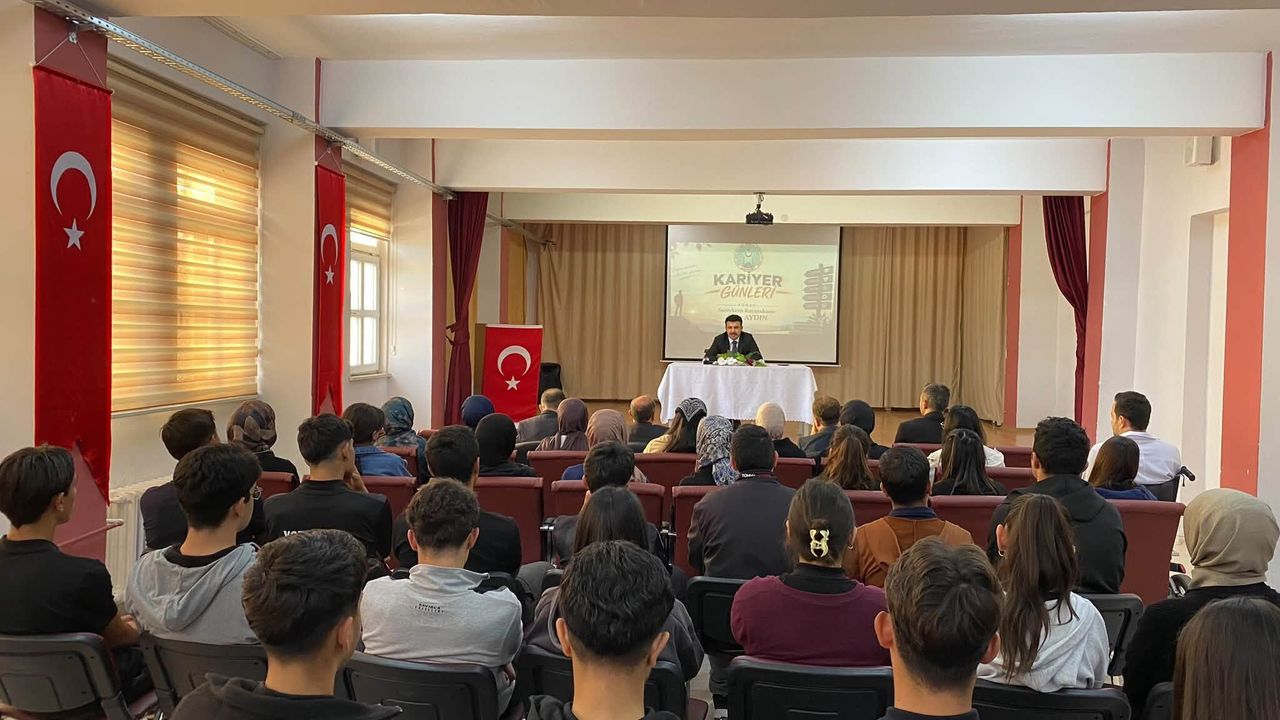 Saraykent Kaymakamı Akın Aydın öğrencilerle Kariyer Günleri’nde buluştu