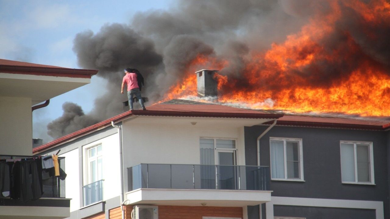 Alev alev yanan çatıda can pazarı!