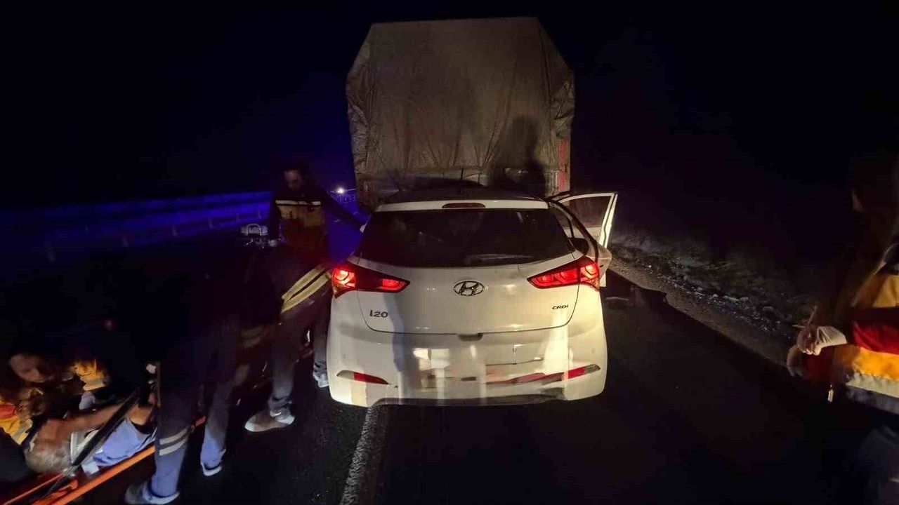 Feci kaza: Kamyon ile otomobil çarpıştı, 1 ölü, 2 yaralı