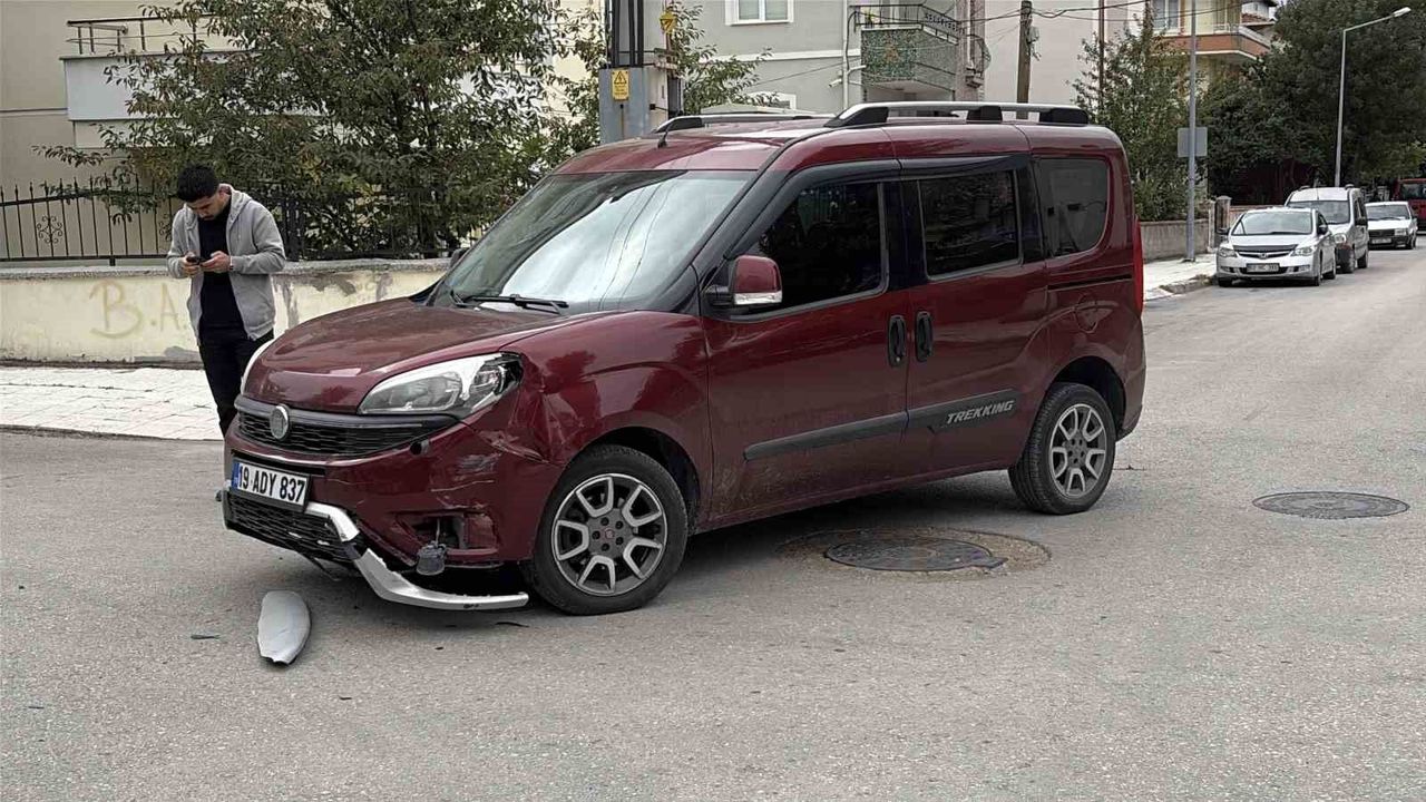 Hafif ticari araç ile elektrikli motosiklet çarpıştı: 1'i çocuk 2 yaralı
