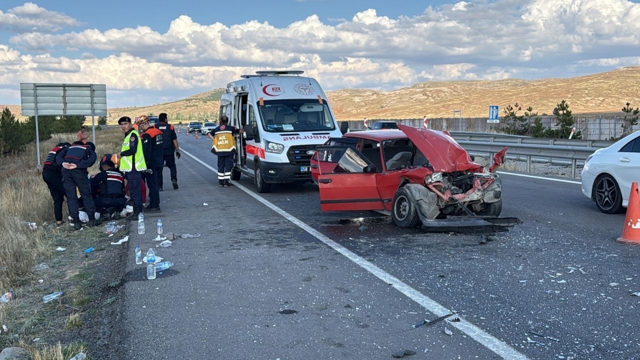 Sivas'ta Otomobilin Tıra Çarpması Sonucu 6 Kişi Yaralandı