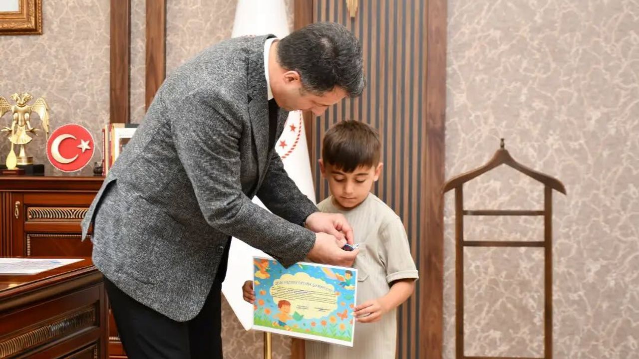 Sorgun’da en çok kitap okuyan çocuk ödüllendirildi