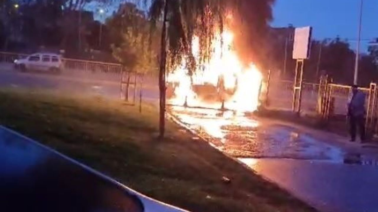 Seyir halindeki kamyonet alev topuna döndü