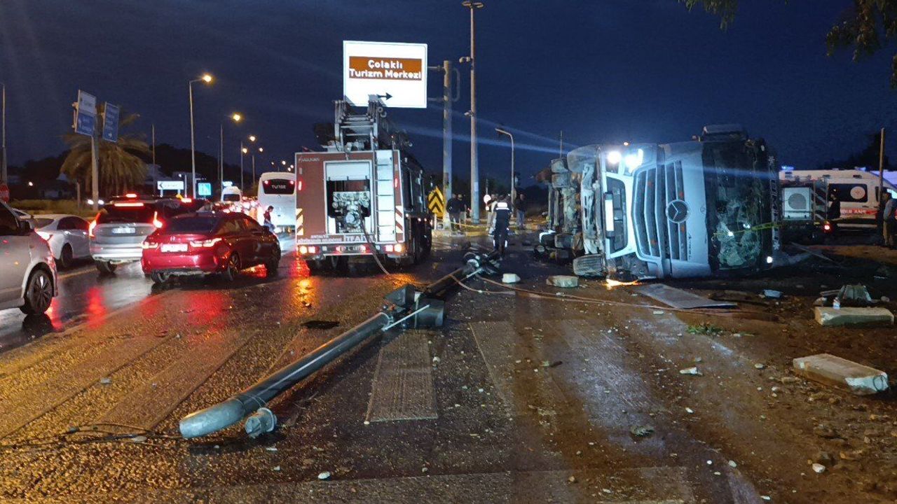 Durakta bekleyenlerin üzerine tır devrildi: 2 ölü