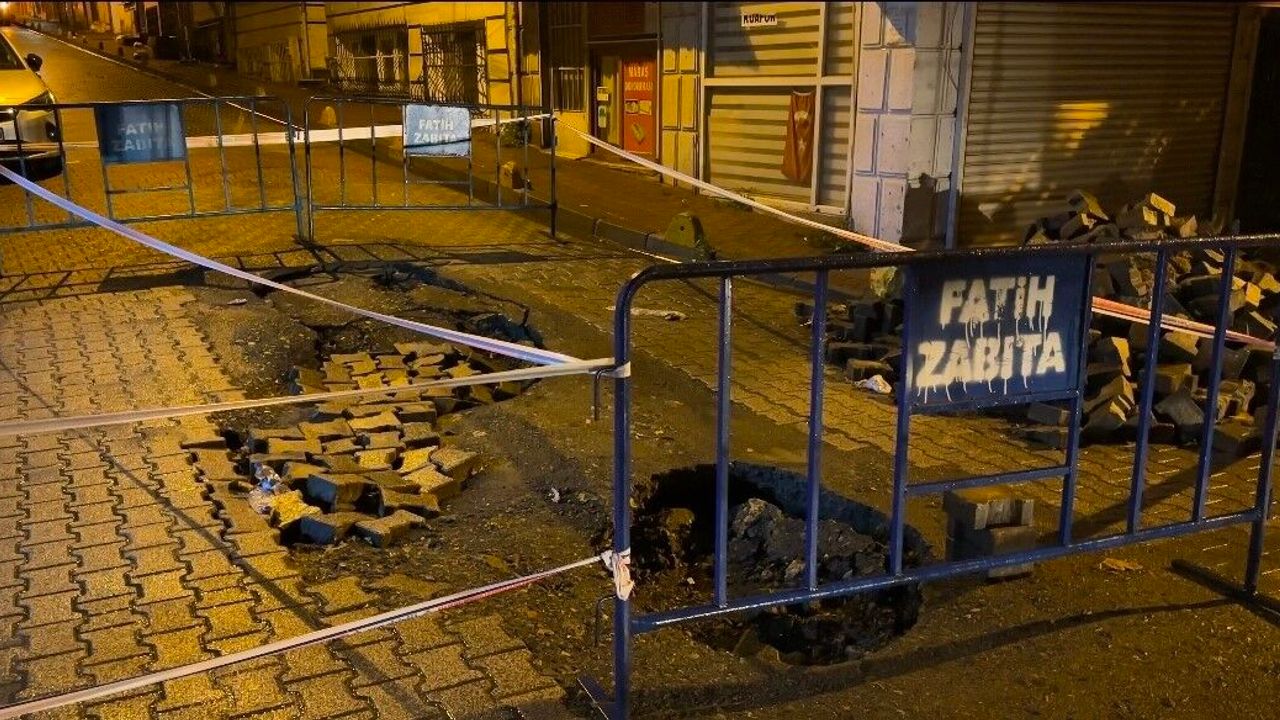 Yağmur sonrası yol çöktü: Kamyon ve otomobil çukura girdi