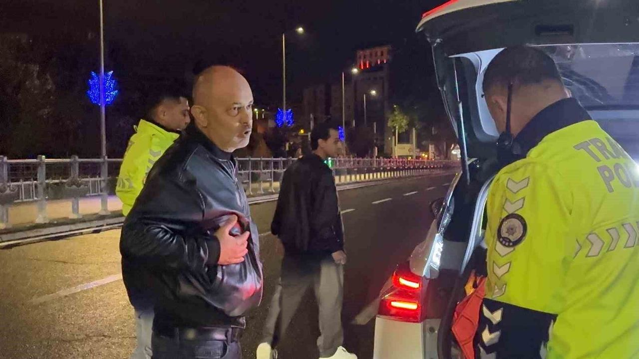 Alkollü sürücü 'burada çevirme olmaz' dedi, yoldan geçen araçları durdurmaya çalıştı