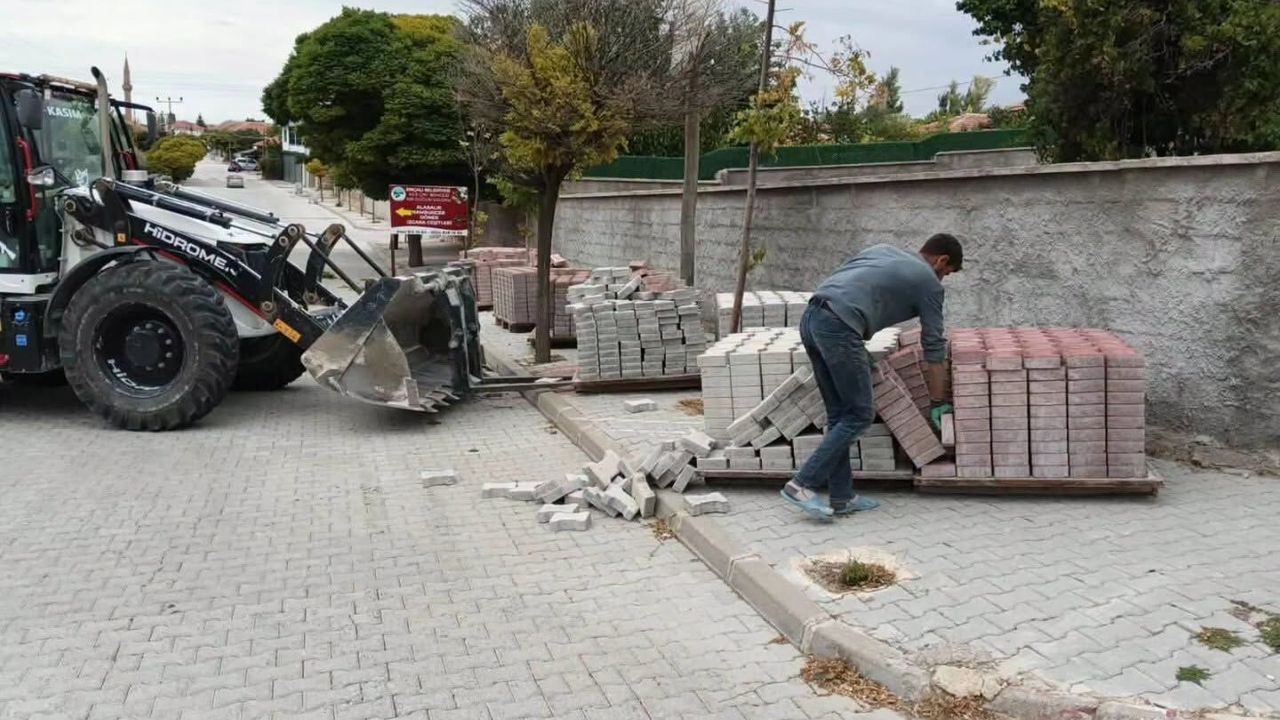 Sırçalı Belediyesi yol bakım ve çevre düzenleme çalışmalarını sürdürüyor